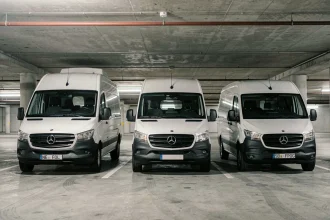 Comparaison de hauteur entre un Citroën L2H2, un Mercedes Sprinter et un Fiat Ducato dans un parking souterrain urbain