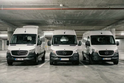Comparaison de hauteur entre un Citroën L2H2, un Mercedes Sprinter et un Fiat Ducato dans un parking souterrain urbain