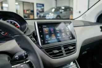 Tableau de bord de la Peugeot 208 avec écran tactile et instrumentation numérique, vue depuis le siège conducteur