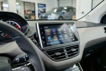 Tableau de bord de la Peugeot 208 avec écran tactile et instrumentation numérique, vue depuis le siège conducteur